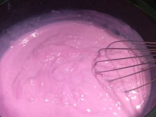 红心火龙果牛奶小方,用打蛋器不停地搅拌，尽量让奶糊受热均匀。

奶糊渐渐开始浓稠，搅拌到如照片中的顺滑状态后，立即关火离火。以免余热将奶糊弄得过干。