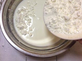 红心火龙果牛奶小方,将玉米淀粉40g放入纯牛奶中，搅拌均匀。