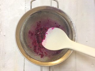 红心火龙果牛奶小方,将网筛放在碗上面，放入50g红心火龙果，用勺子压碎并搅拌出汁。

有料理机可以直接打碎。没有料理机，用这个方法也十分方便，还能顺便将火龙果的黑籽过筛。