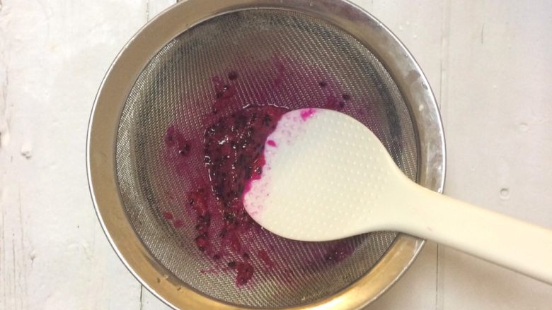 红心火龙果牛奶小方,将网筛放在碗上面，放入50g<a style='color:red;display:inline-block;' href='/shicai/ 108398'>红心火龙果</a>，用勺子压碎并搅拌出汁。

有料理机可以直接打碎。没有料理机，用这个方法也十分方便，还能顺便将火龙果的黑籽过筛。