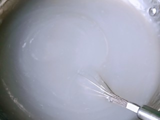 豌豆凉粉,搅到淀粉成为半透明的糊状，关火，记得全程一定要用小火