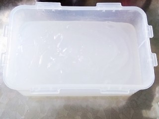 豌豆凉粉,准备模具，模具内壁抹一层薄薄的香油，将淀粉糊倒入模具，凉凉后放入冰箱冷藏