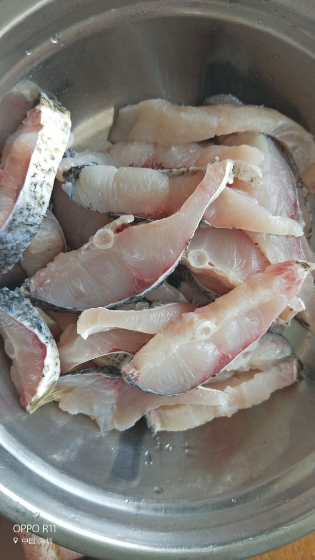 下饭神器之砂锅酸菜鱼,市场买的鱼让师傅切好的鱼块儿，是鱼块儿不是鱼片，鱼块儿不容易煮烂