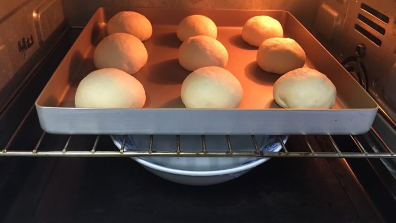 梅子餐包,送入烤箱两次发酵，底部放一碗热水，发酵60分钟。