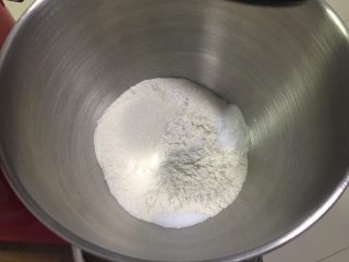 梅子餐包,高筋粉放入厨师机内，加入盐和细砂糖。