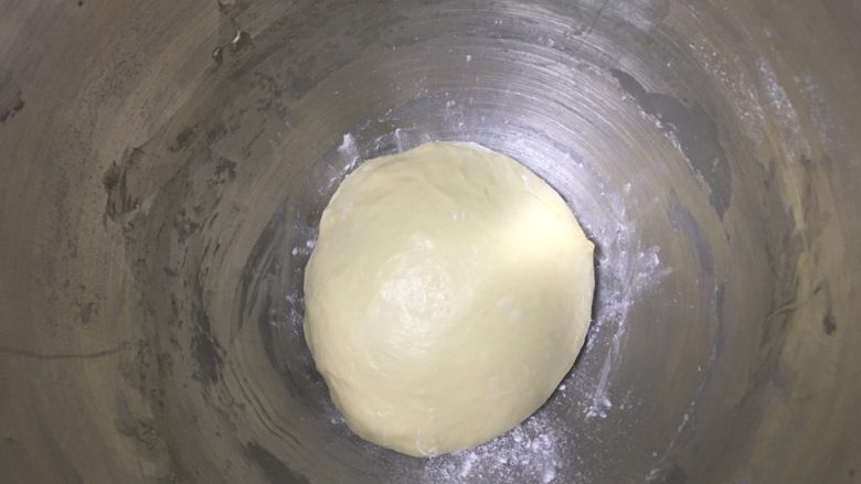 梅子餐包,整理一下，放入桶内发酵60分钟，盖上盖子或者保鲜膜。现在的温度是30度，可以自然发酵。