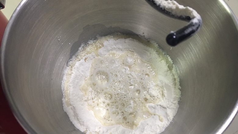 梅子餐包,启动厨师机搅拌一下，再加入孵化后的发酵液。