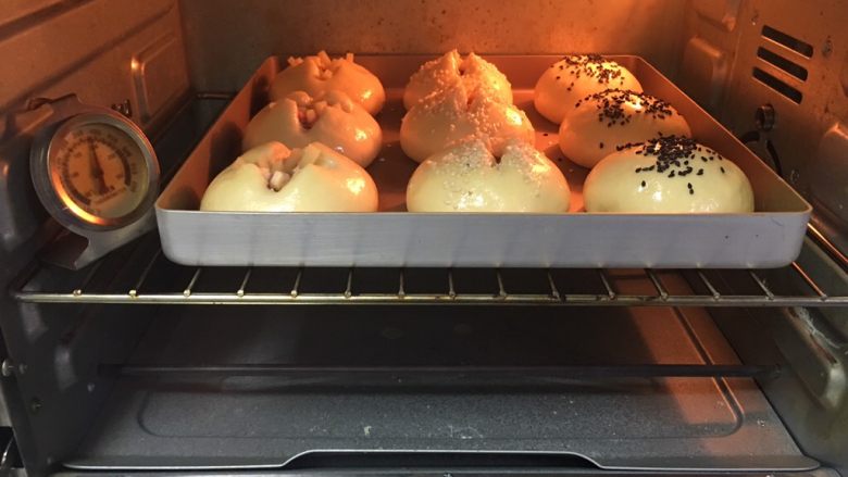 梅子餐包,拿出刷鸡蛋液，烤箱预热至180度，烤制20分钟。