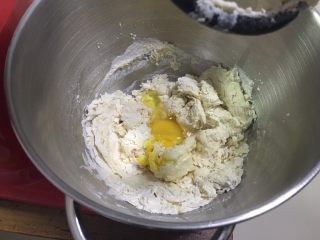 梅子餐包,再搅拌一分钟后加入鸡蛋。