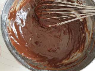 冰淇淋齿轮蛋糕,切块的黄油和黑巧克力倒入盆中！隔水加热搅拌至黄油和巧克力完全融化！