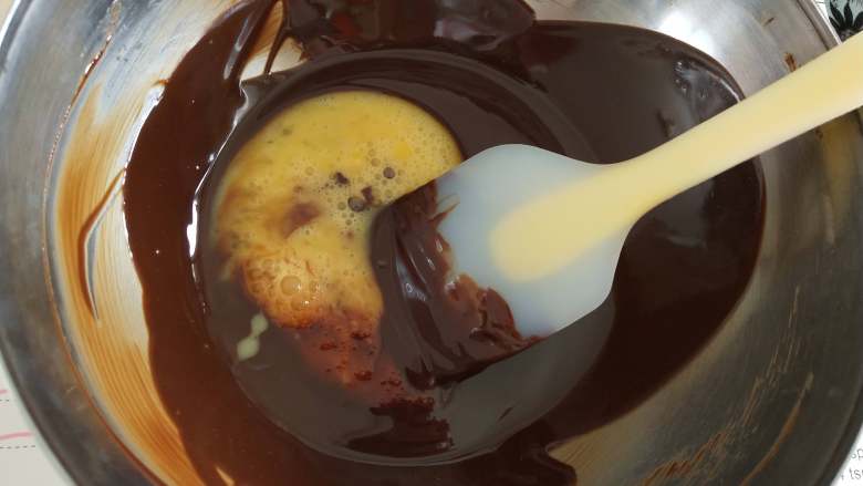 冰淇淋齿轮蛋糕,加入糖搅拌均匀！再加入打散的蛋液搅拌均匀