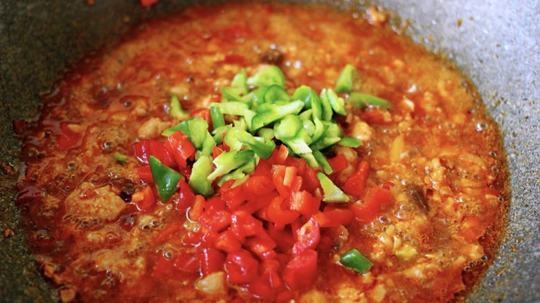 肉末盘龙茄子,看见汤汁浓稠时、加入青椒和红椒碎