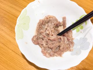 蚝油版+青椒炒肉丝,将里脊肉切丝洗净，加适量地瓜淀粉拌匀