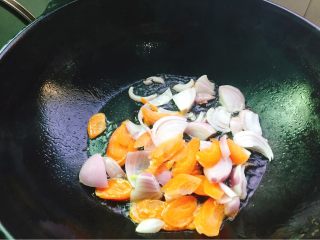 蚝油版+青椒炒肉丝,倒入胡萝卜洋葱爆香
