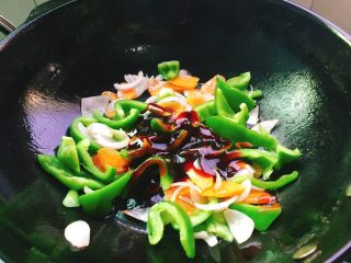 蚝油版+青椒炒肉丝,加入蚝油