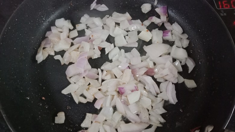 虾仁意面,锅里倒入适量的油，加入洋葱炒至变色