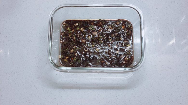 韩式酱茄子,以上材料搅拌均匀后，在饭盒中铺上第一层