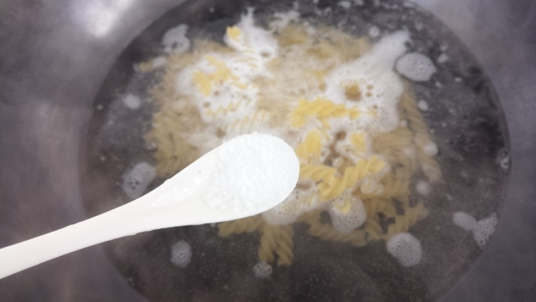 创意螺旋面,煮的过程中加一勺盐。