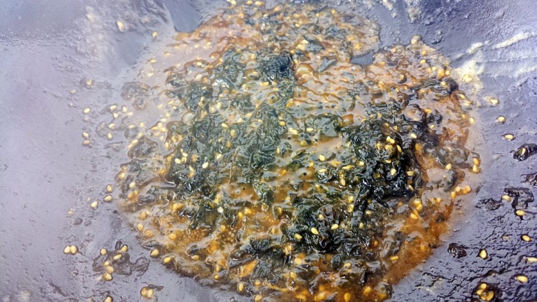 创意螺旋面,然后锅里热油，把调好的海苔花生酱汁倒入进去炒一下。