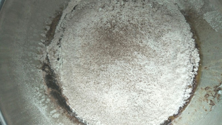 可可松饼,筛入粉类搅拌均匀。