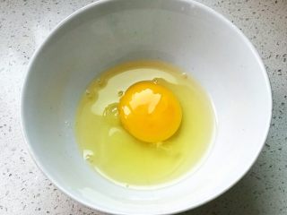 快手营养早餐16,1个鸡蛋打入碗中；