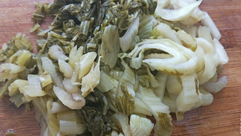 下饭神器之砂锅酸菜鱼,酸菜切碎备用