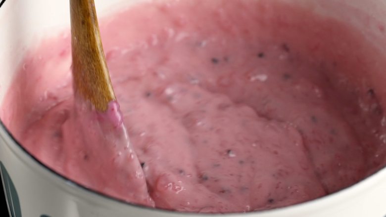 粉色牛奶椰蓉小方,倒入火龙果淀粉泥，搅拌加热至呈浓稠的膏状，关火