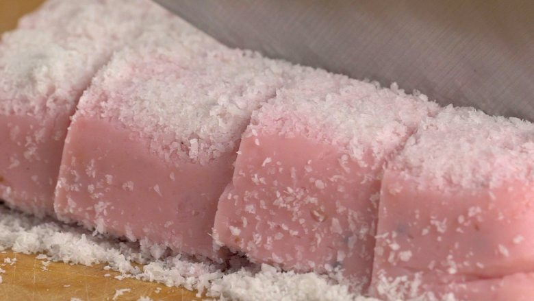 粉色牛奶椰蓉小方,取出表面撒上椰蓉，脱模切