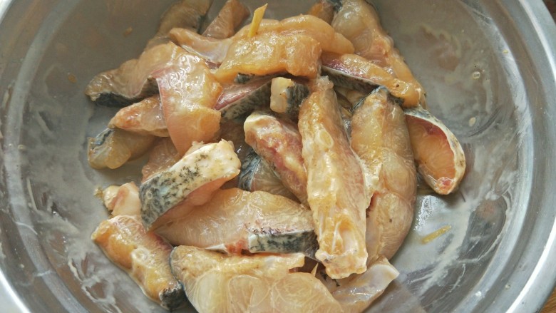 下饭神器之砂锅酸菜鱼,抓匀使其鱼块上都裹上生粉