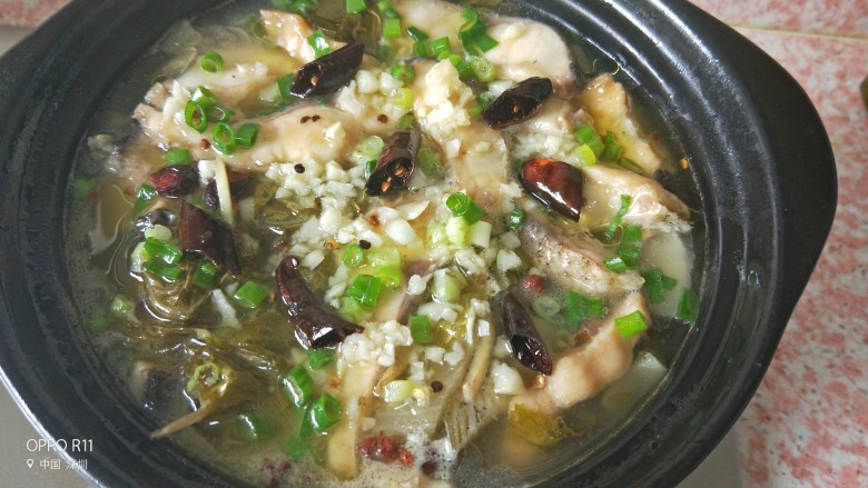 下饭神器之砂锅酸菜鱼,直接泼在砂锅上，小心热油烫到自己