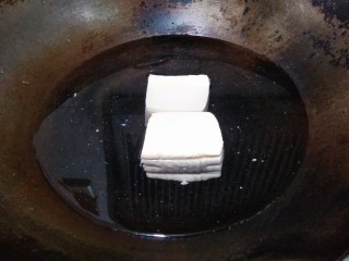 肉末豆腐,豆腐切成两块，放锅里焯水。