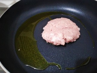 肉末豆腐,油熟倒入肉末。