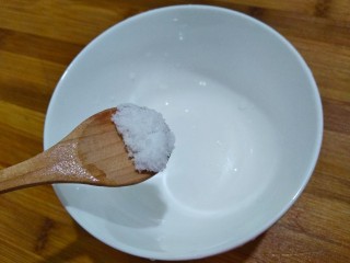 肉末豆腐,炒豆腐期间调勾芡汁儿，去空碗一个，放少许盐。