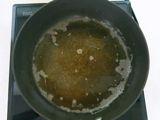 香酥爪爪虾,锅里余油继续加热