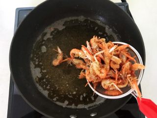 香酥爪爪虾,油温加热后再把炸好的爪爪虾放入锅里