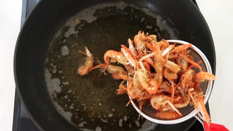 香酥爪爪虾,油温加热后再把炸好的爪爪虾放入锅里