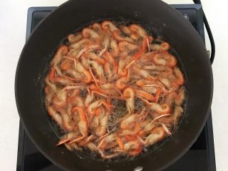 香酥爪爪虾,油温6分热的时候加入爪爪虾，小火炸制