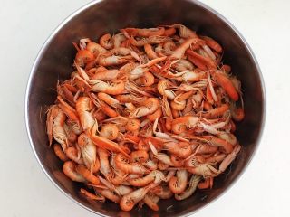 香酥爪爪虾,调匀后腌制入味30分钟