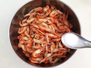香酥爪爪虾,把爪爪虾放入盆中，加入4克精盐