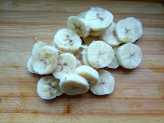 快手香蕉酥,香蕉切成小块
