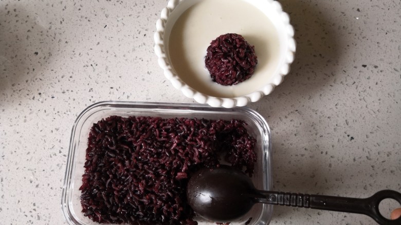 椰汁燕麦银耳露,将打好的椰汁燕麦银耳露倒碗里，挖一勺蒸好的紫米放入碗里。