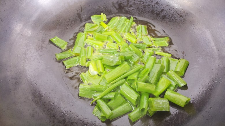 葱油拌面,然后锅里热油，把葱放进去炒。