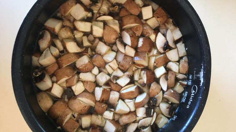 土豆蘑菇燉飯～,稍微均勻的攪拌一下～按下按鈕，就和煮白飯一樣