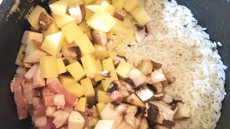 土豆蘑菇燉飯～,把所有材料依序放入鍋中