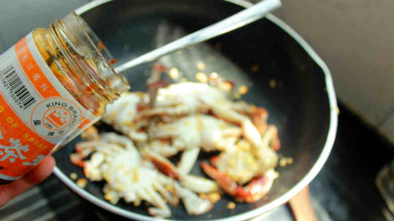 沙茶酱炒蟹,待蟹肉变色，加入1调羹沙茶酱。炒均匀。调入适量盐。