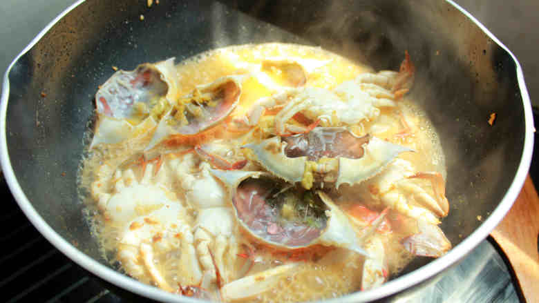 沙茶酱炒蟹,注入适量热水，把蟹壳放进去。盖上锅盖，大火烧开，把汁收干。出锅。