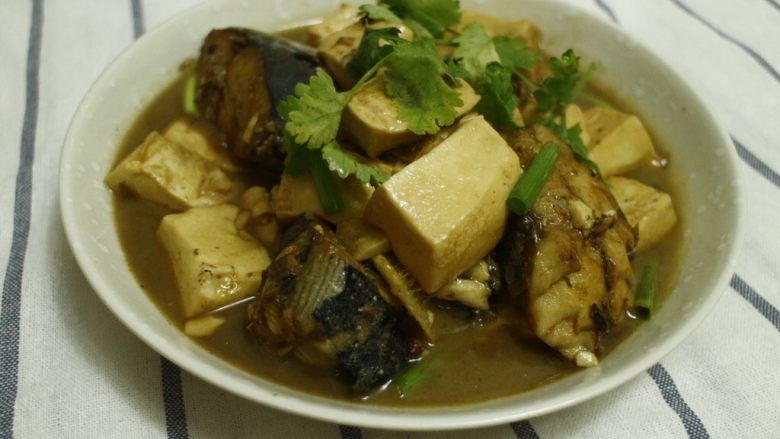 鲅鱼炖豆腐,非常美味，不放豆腐就是红烧鲅鱼了^_^