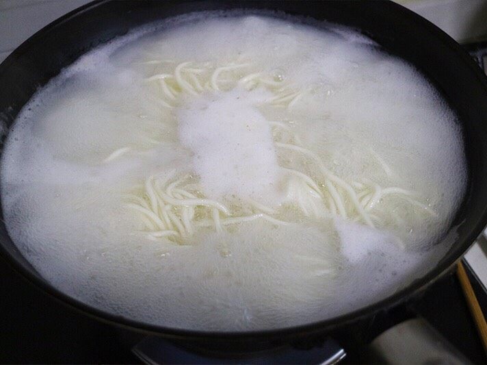 【三丝凉拌面】,煮面条:将面条放入沸水中煮熟后捞出。