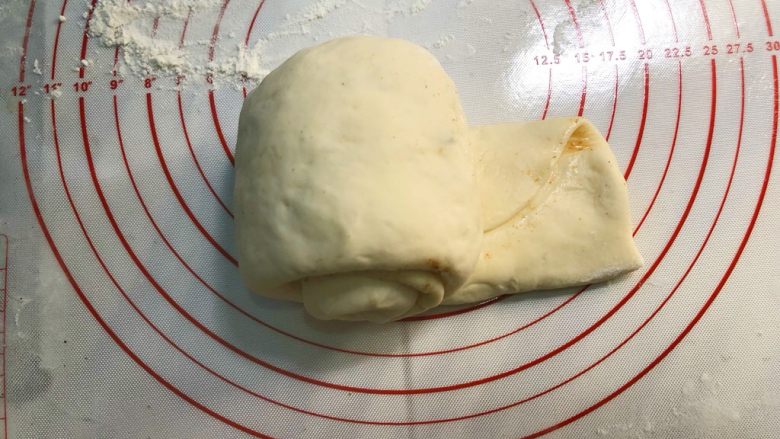 葱花发面饼,从左往右卷起来（如图）