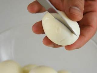这份虎皮蛋一看就很有食欲？ 赶快动手做起来吧！,鸡蛋冷水入锅，煮熟，过凉后剥壳，表面划几道口子方便入味。